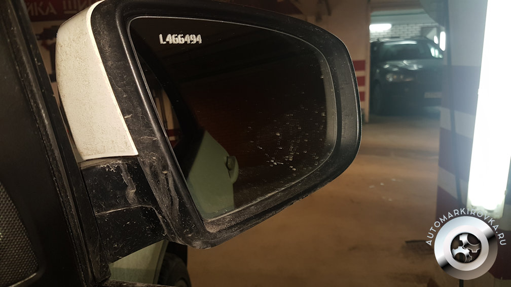 Гравировка бокового зеркала автомобиля БМВ Х6